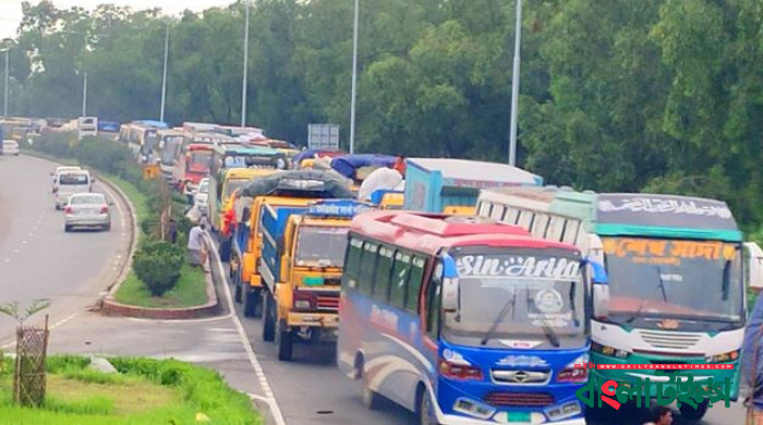 বঙ্গবন্ধু সেতু মহাসড়কের ১৩ কি.মি. জুড়ে যানবাহনের ধীরগতি